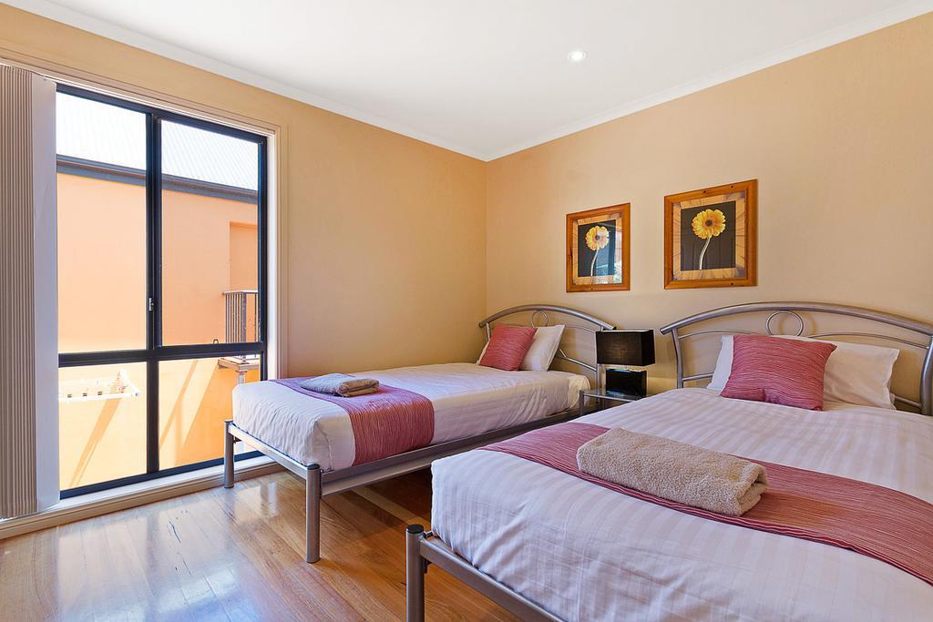 Snug Cove Villas Идън Екстериор снимка